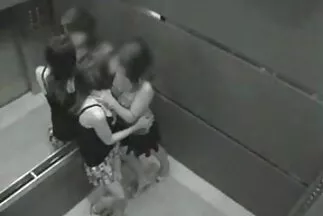 جلس الزانية قصص سكس اردنية على الدرج.