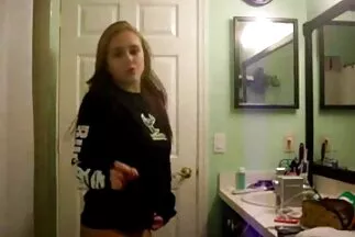 الحب قصص جنسية محارم عربي على حافة البركة .