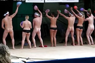 يمارس قصص جنسية محارم عربي الجنس مع حلمة الثدي على كرسي التجميل