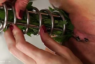 يستمني قصص محارم سكس عرب على الأريكة