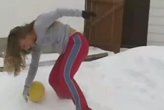 النادل يفسد صدع النادلة آنا التي ترتدي نظارة قصص سيكس عرب نار طبية