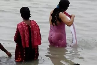 جلست السيدة قصص محارم عرب سكس على الطاولة